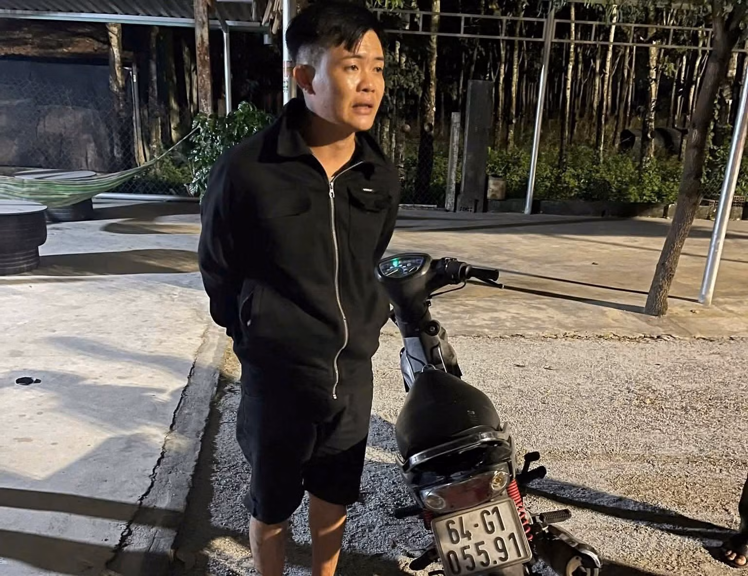  Mâu thuẫn lúc ăn nhậu, hai thanh niên cầm dao chém người… -1