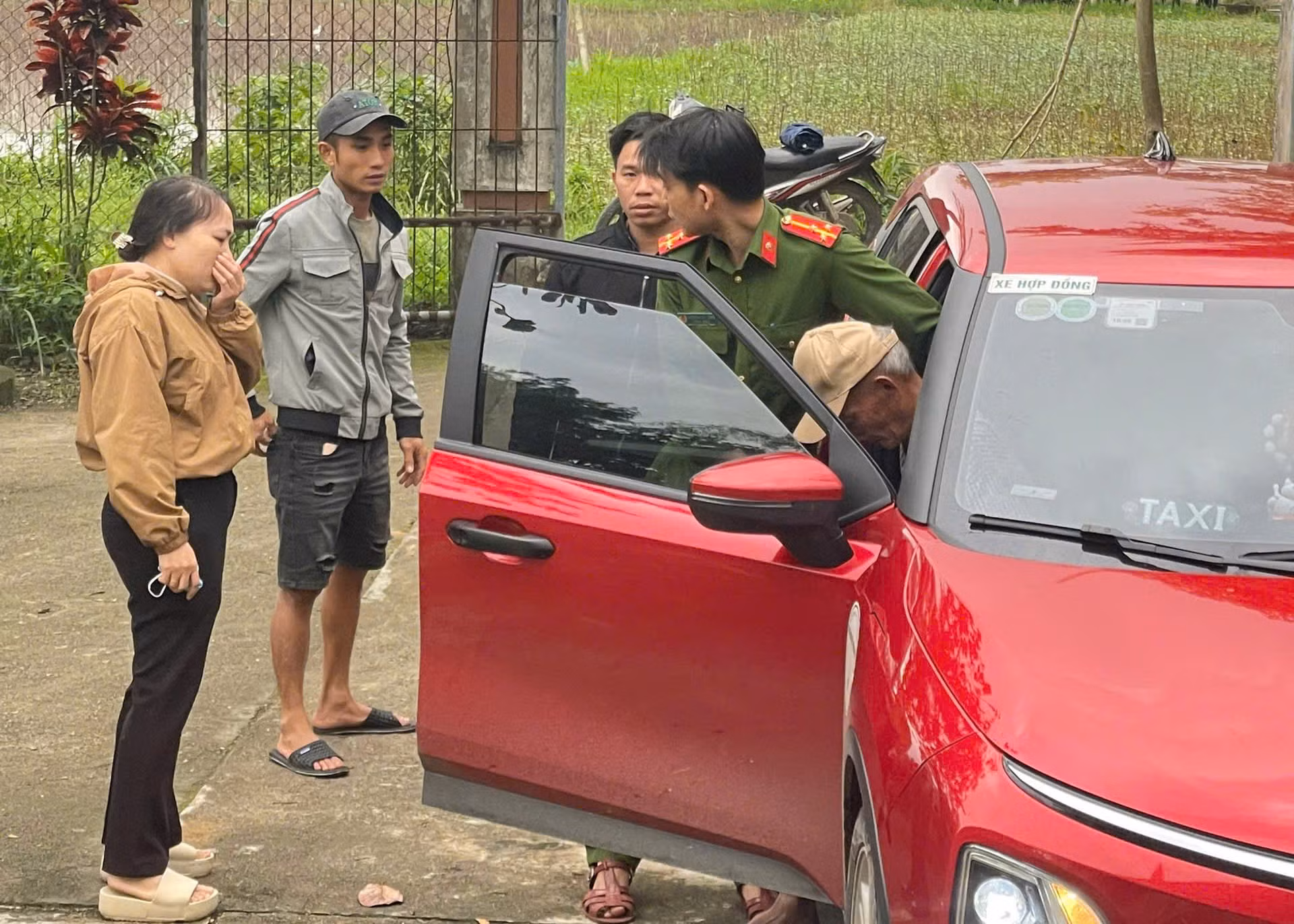  Công an xã ở Đắk Lăk xuyên đêm hỗ trợ tìm kiếm cụ ông 84 tuổi đi lạc hơn 20km -0