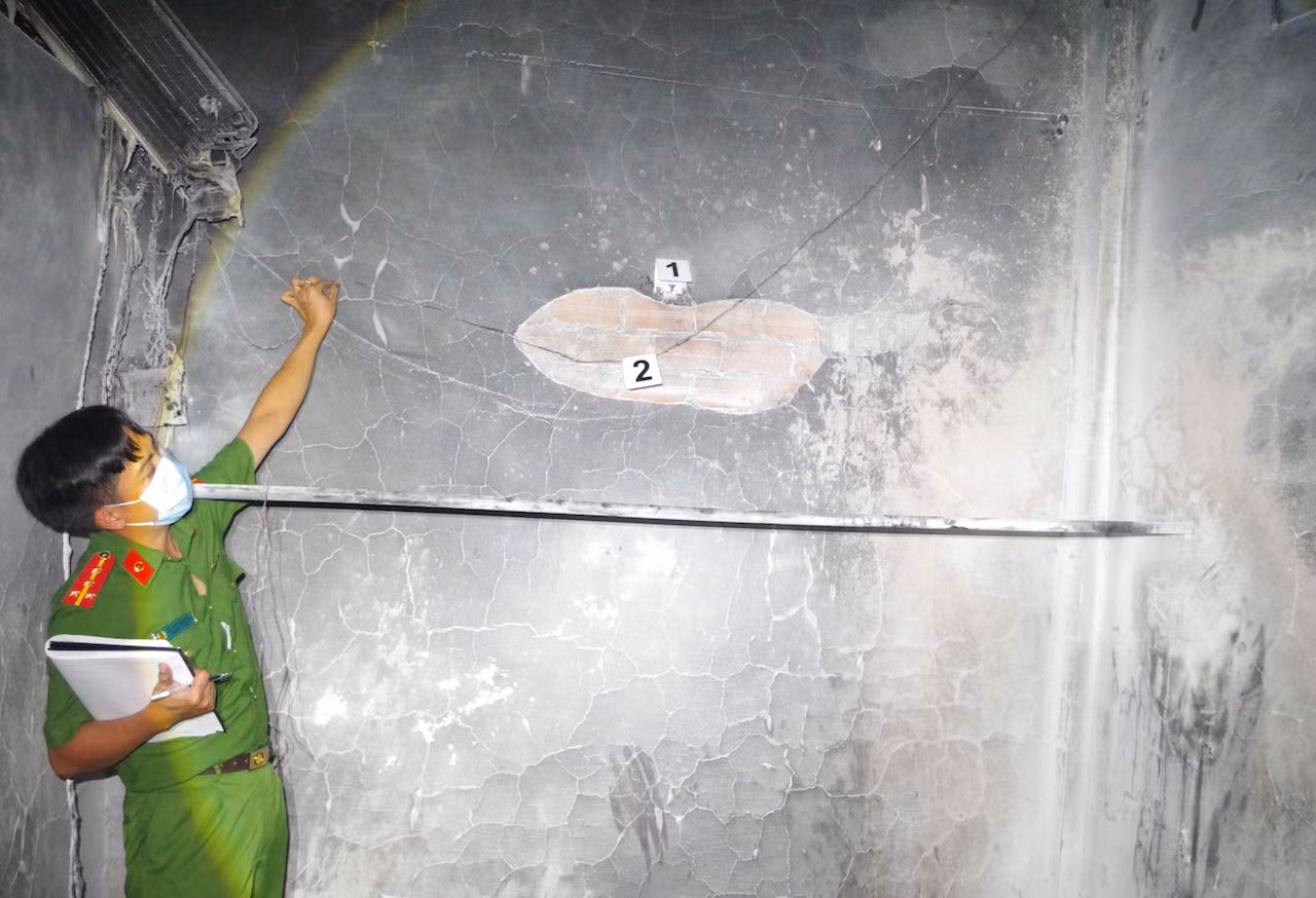 lực lượng chức năng khám nghiệm hiện trường..jpeg -0