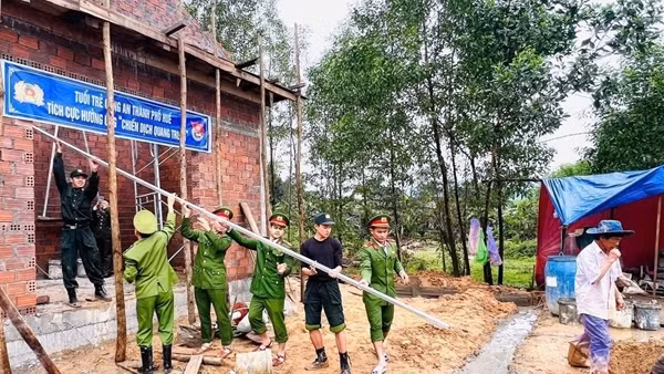 Tuổi trẻ Công an TP Huế giúp dân dựng lại nhà ở xuyên Tết dương lịch