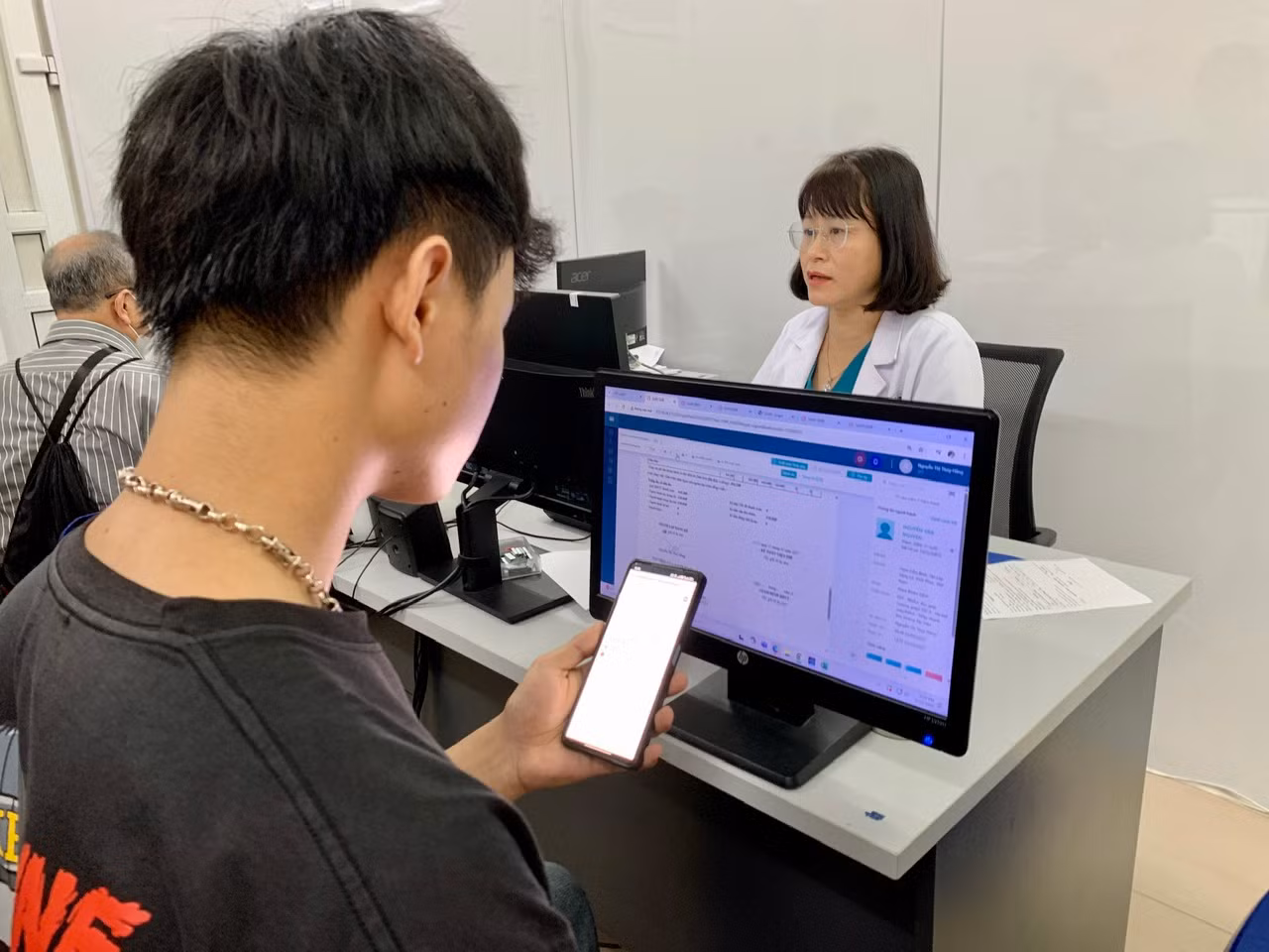 Bộ Y tế ban hành sổ sức khoẻ điện tử VNeID thay thế sổ giấy -0