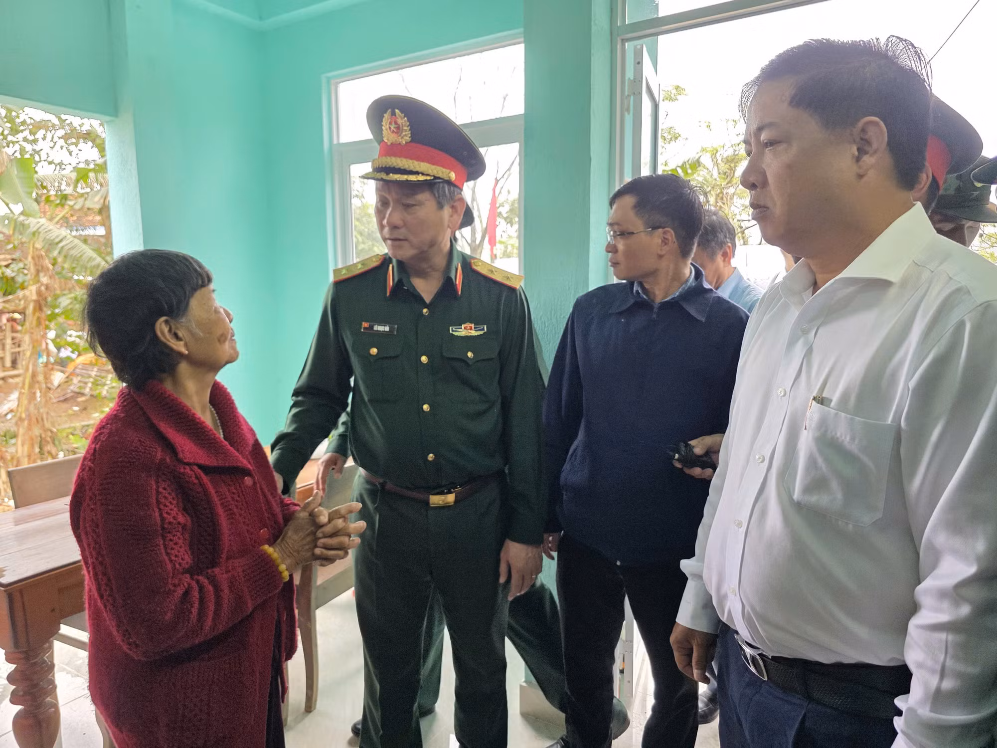 Quân khu 5 khánh thành và bàn giao 175 căn nhà xây dựng mới cho người dân vùng lũ lụt miền Trung -0