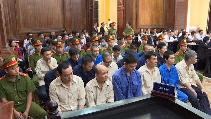 Các bị cáo tại tòa ngày 8/1.