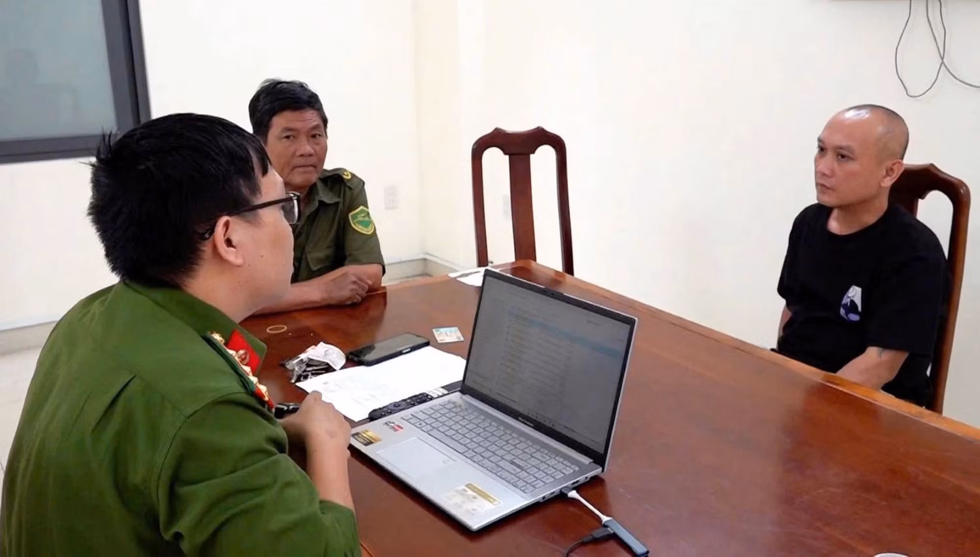 Bắt gã đàn ông chứa chấp “tiệc ma túy” bị truy nã đặc biệt -0