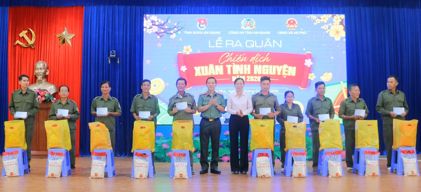 Công an tỉnh An Giang bàn giao “Ngôi nhà 19/8” và tổ chức chương trình “Xuân tình nguyện” -0