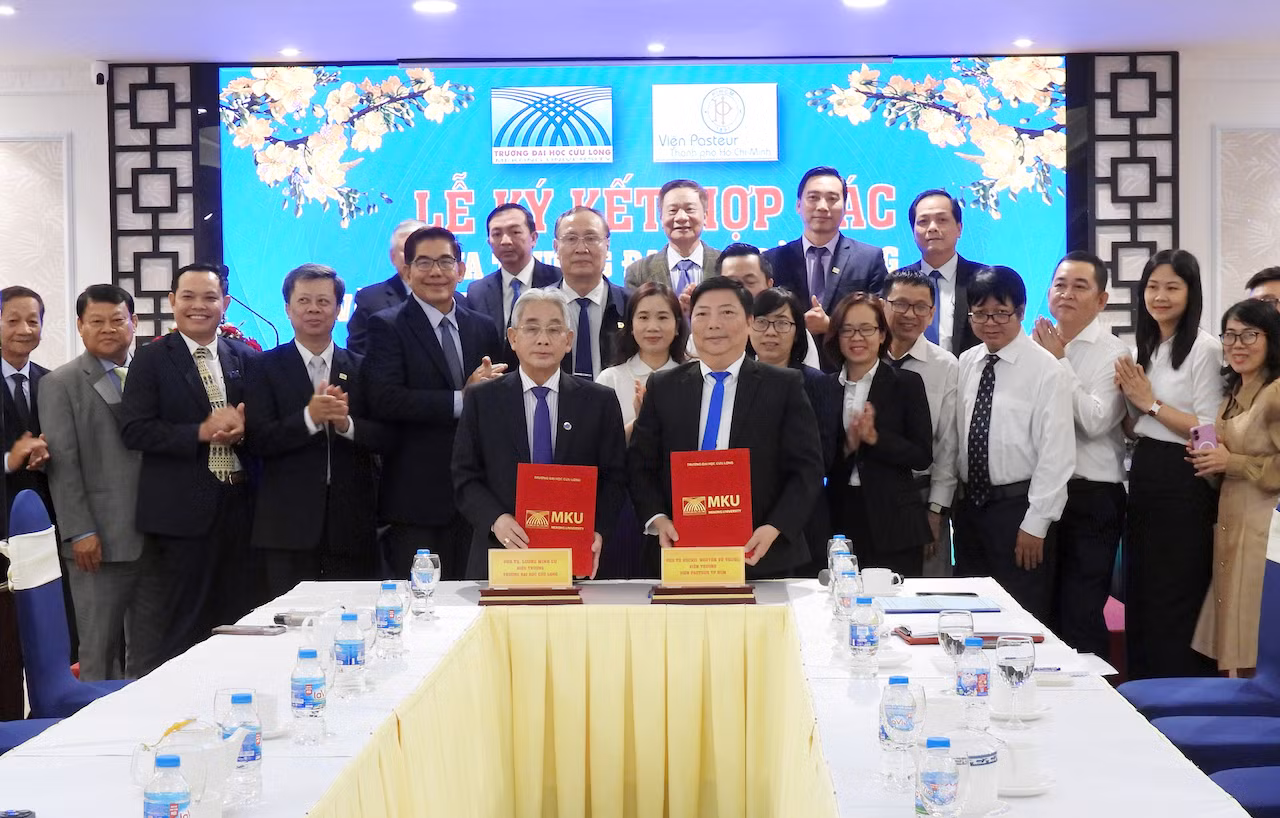 3_1 lãnh đạo hai đơn vị thực hiện nghi thức ký kết hợp tác..jpg -0