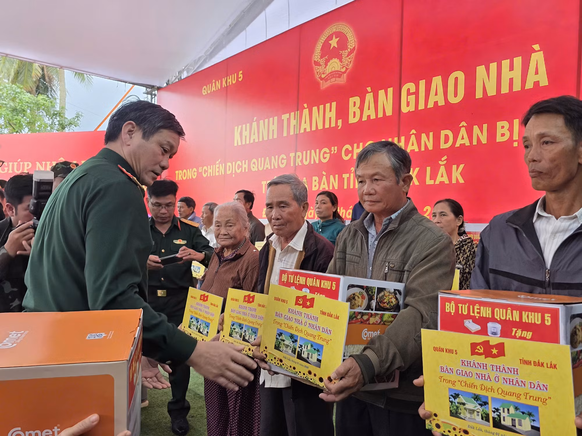 Quân khu 5 khánh thành và bàn giao 175 căn nhà xây dựng mới cho người dân vùng lũ lụt miền Trung -0