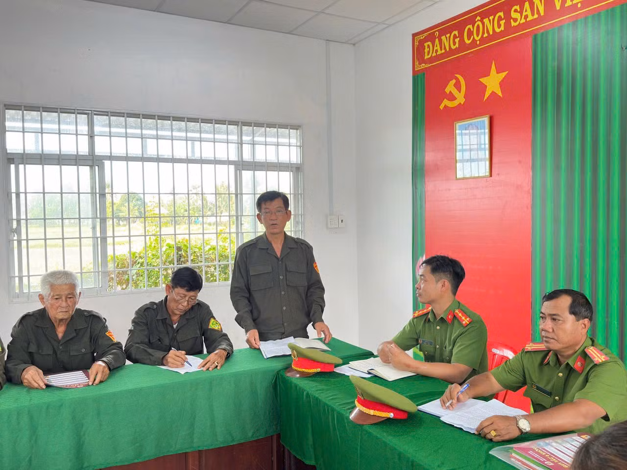 Những bước chân giữ bình yên nơi biên giới Tây Nam -0