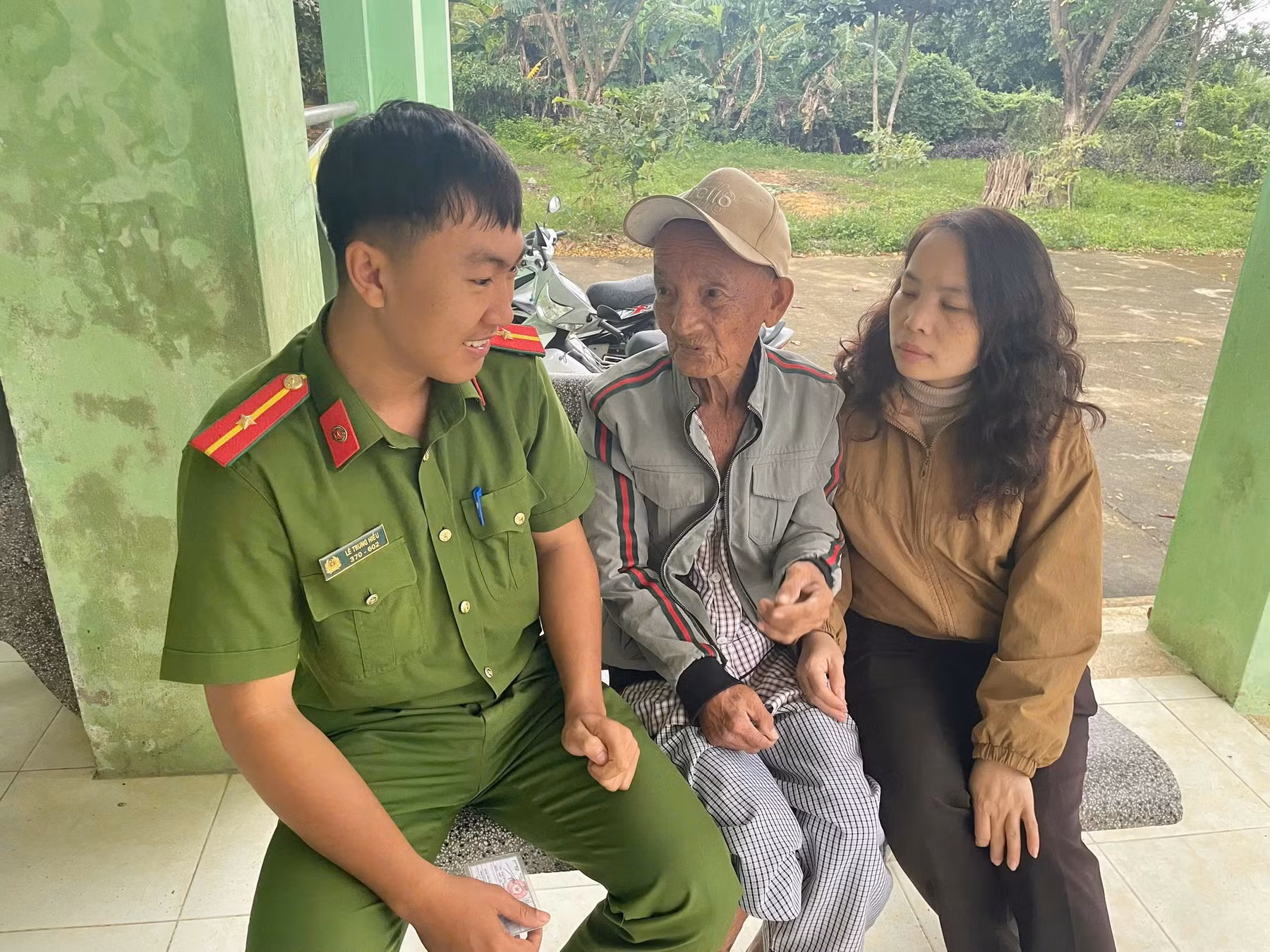  Công an xã ở Đắk Lăk xuyên đêm hỗ trợ tìm kiếm cụ ông 84 tuổi đi lạc hơn 20km -0