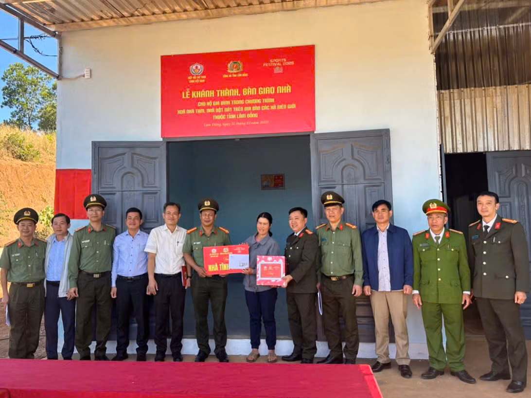 Hiệp hội Thể thao Công an Nhân dân Việt Nam bàn giao nhà cho hộ nghèo biên giới -0