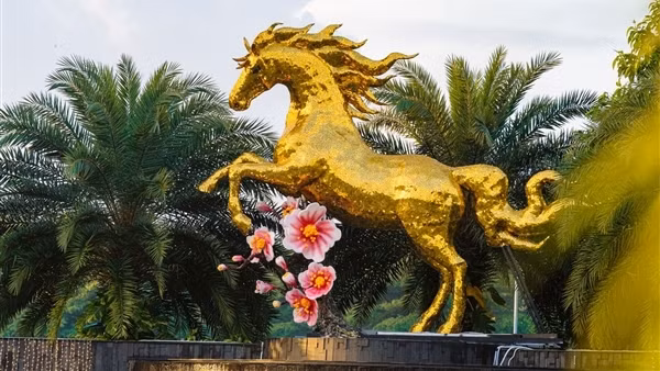 Linh vật Ngựa Vàng khổng lồ xuất hiện trước Sân bay Quốc tế Đà Nẵng