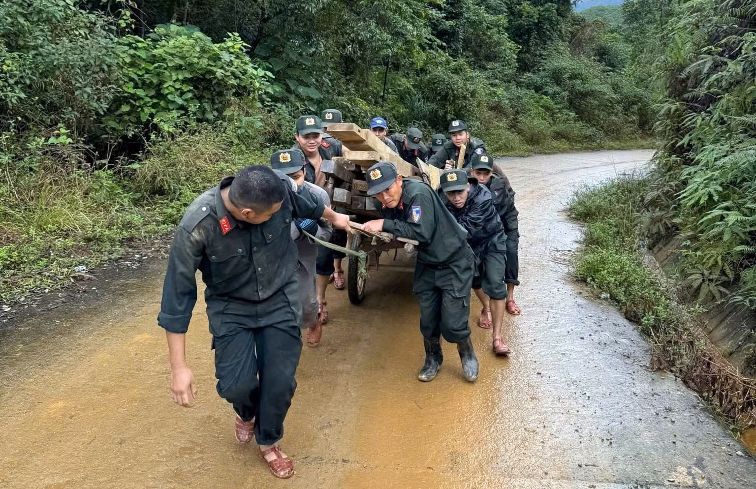Những hình ảnh ấn tượng của lực lượng Công an thần tốc triển khai “Chiến dịch Quang Trung” -0