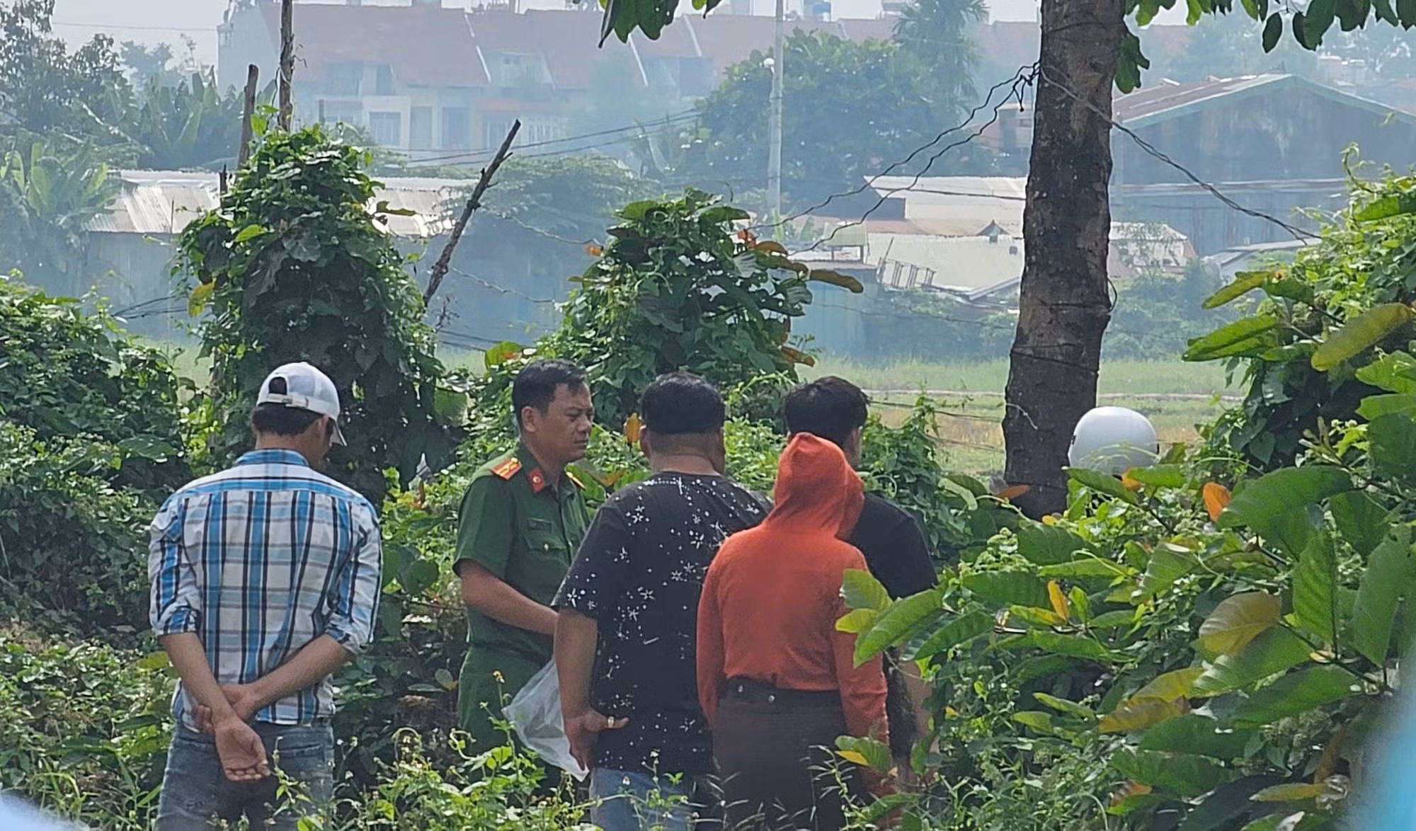 Người đàn ông bán trái cây dạo tử vong bất thường trong bụi cây -0