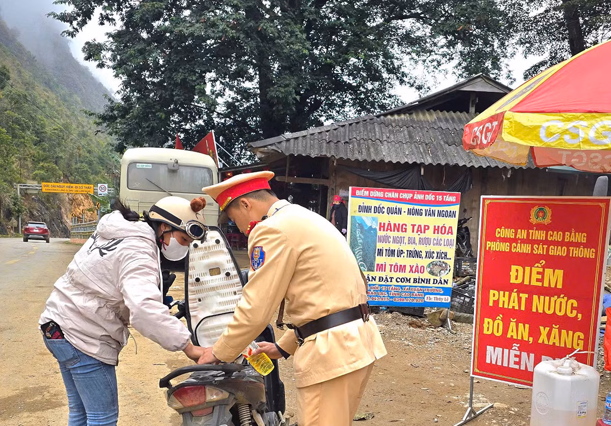 CSGT Cao Bằng phát nước, cấp xăng miễn phí cho người dân và du khách ảnh 2 CSGT Cao Bằng phát nước, cấp xăng miễn phí cho người dân và du khách -0