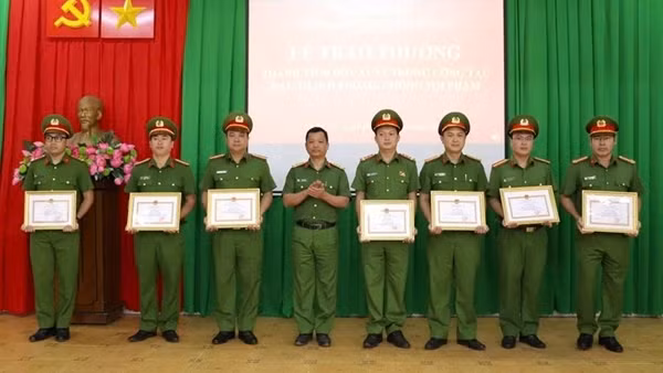 Trao thưởng các cá nhân phá án nhanh vụ cướp tiệm vàng ở Lâm Đồng