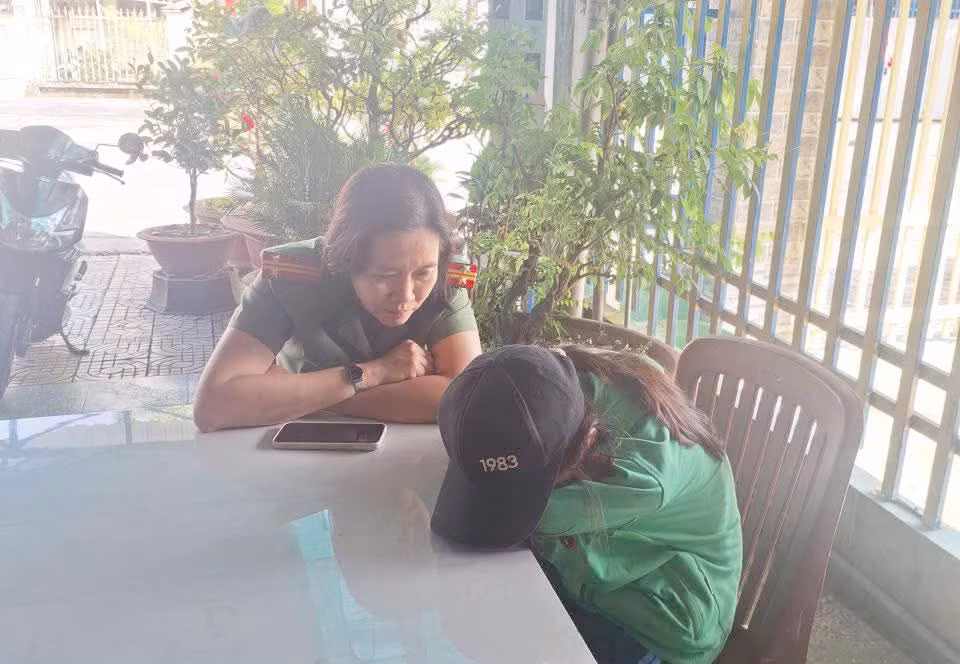 Công an phường kịp thời ngăn chặn bé gái có ý định tự tử -0