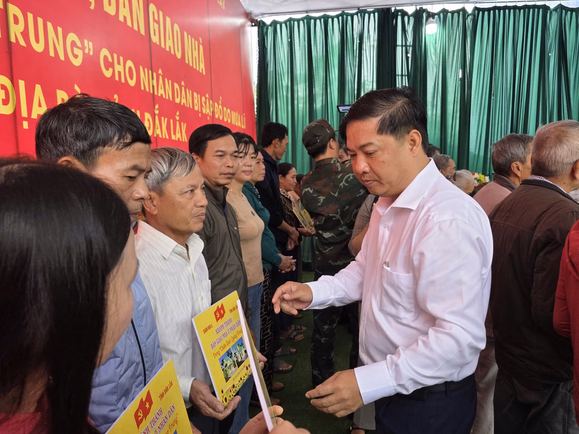 Quân khu 5 khánh thành và bàn giao 175 căn nhà xây dựng mới cho người dân vùng lũ lụt miền Trung -0