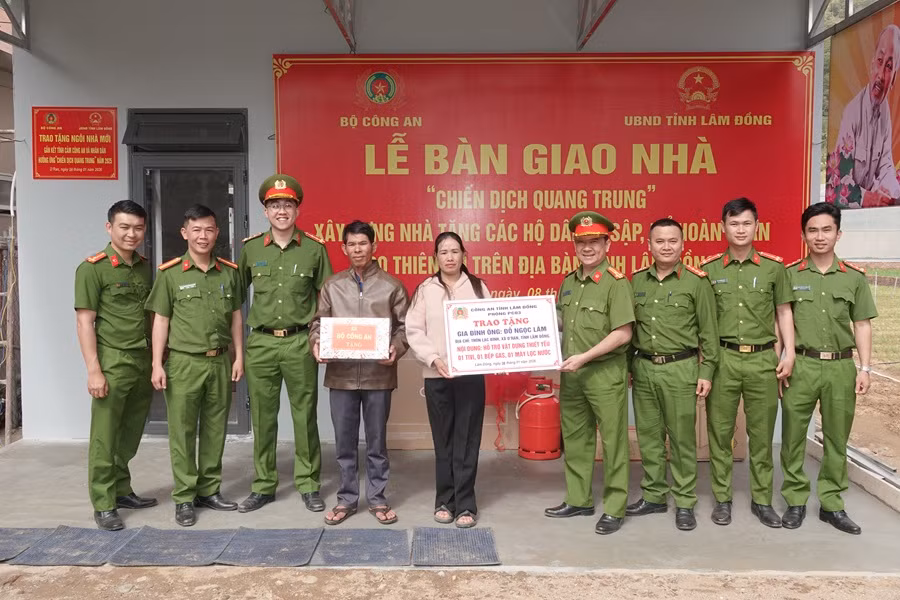 Thêm 4 căn nhà được bàn giao, trao quà của Bộ Công an cho các hộ -0