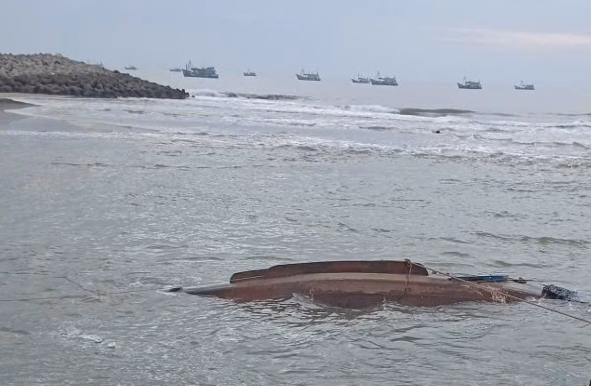 Tàu cá bị sóng đánh chìm, 1 thuyền viên mất tích -0