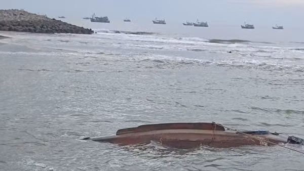 Tàu cá bị sóng đánh chìm, 1 thuyền viên mất tích