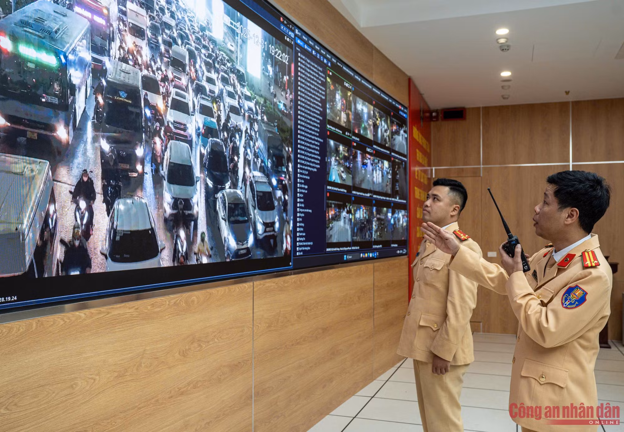 Người dân Hà Nội có thể nhận và nộp phạt nguội qua iHanoi ảnh 1 ff6c8f1895f41aaa43e5.jpg -0