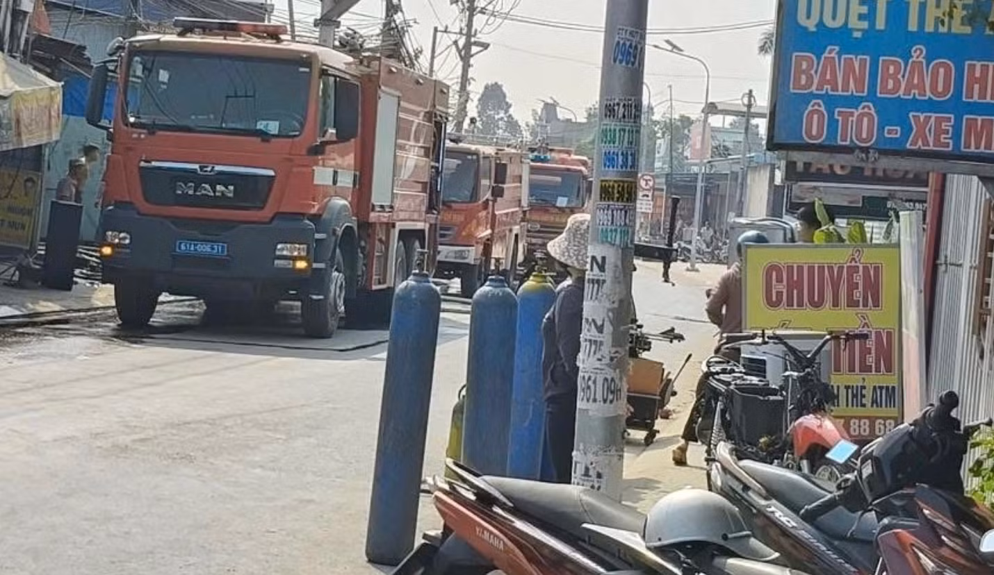 Cháy xưởng mút xốp trong khu dân cư nghi chập điện&nbsp; -1
