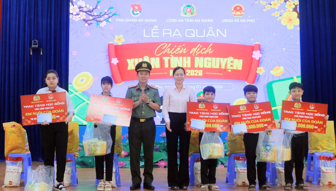 Công an tỉnh An Giang bàn giao “Ngôi nhà 19/8” và tổ chức chương trình “Xuân tình nguyện” -0