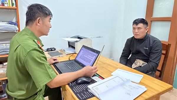 Tạm giữ nam thanh niên dùng đũa tấn công tài xế taxi khi đang lưu thông