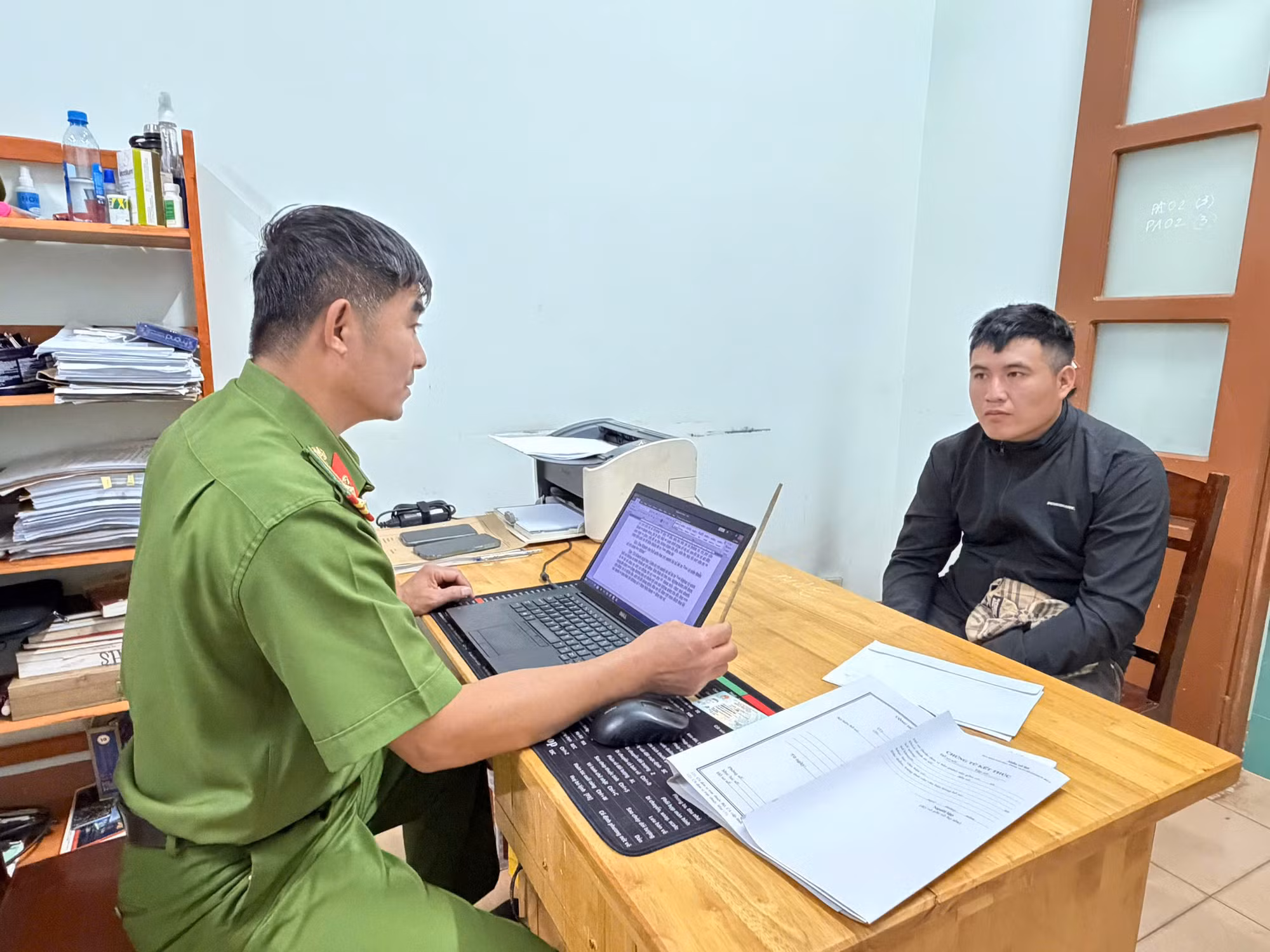 Xử phạt đối tượng dùng đũa tấn công tài xế taxi khi xe đang lưu thông -0