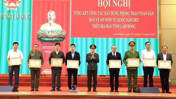 Nhiều tập thể xuất sắc ở Lâm Đồng được Bộ Công an tặng Bằng khen