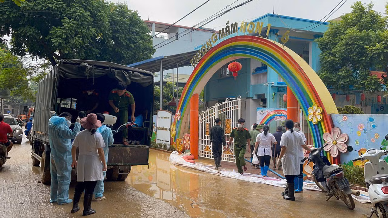 Y tế Công an tỉnh Cao Bằng khẩn trương xử lý môi trường, phun khử khuẩn phòng dịch sau lũ rút -0
