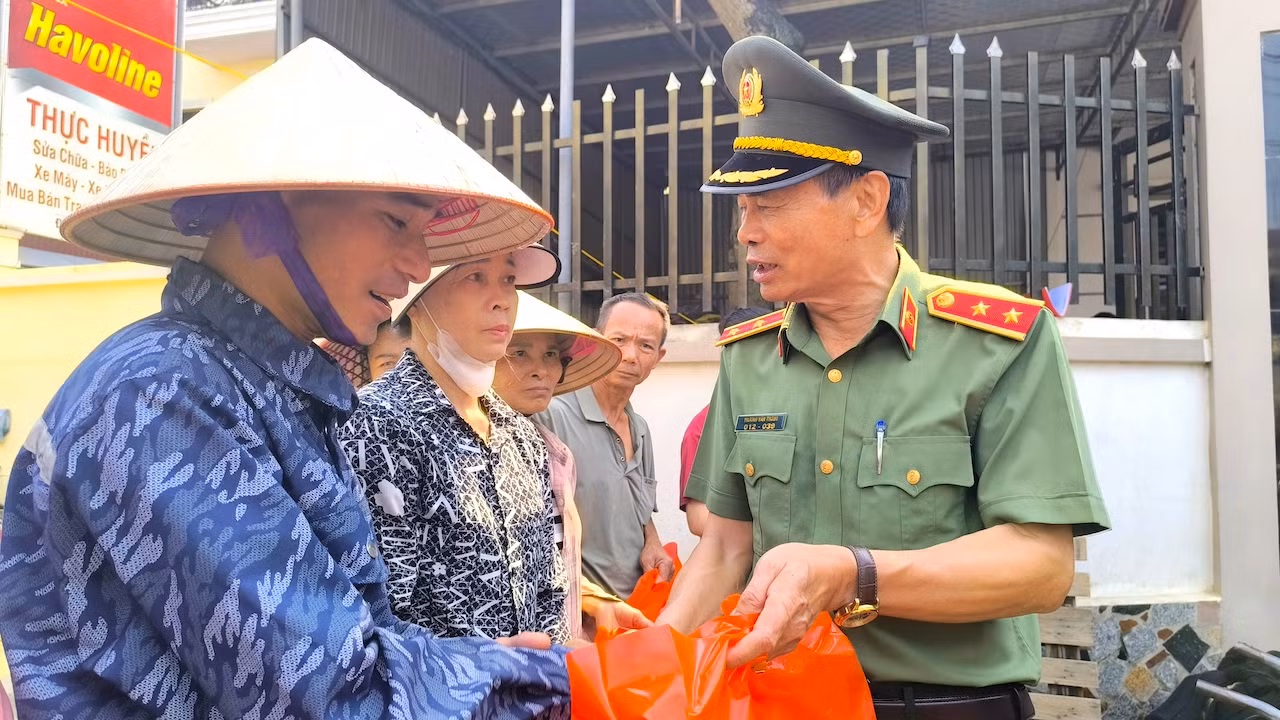 Hàng nghìn suất quà được Chi hội Cựu CAND phường Cầu Giấy, TP Hà Nội trao tặng nhân dân vùng bão lũ tỉnh Bắc Ninh -0