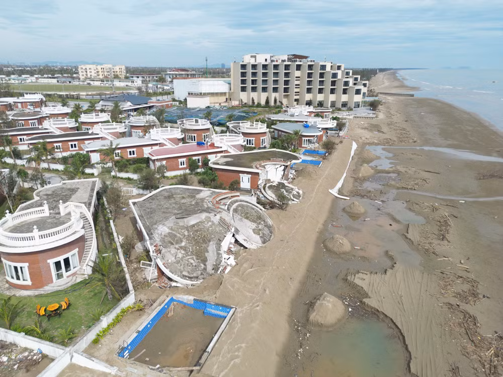 Tồn tại khó ngờ tại loạt biệt thự “view biển” đổ nát sau bão số 10 -0