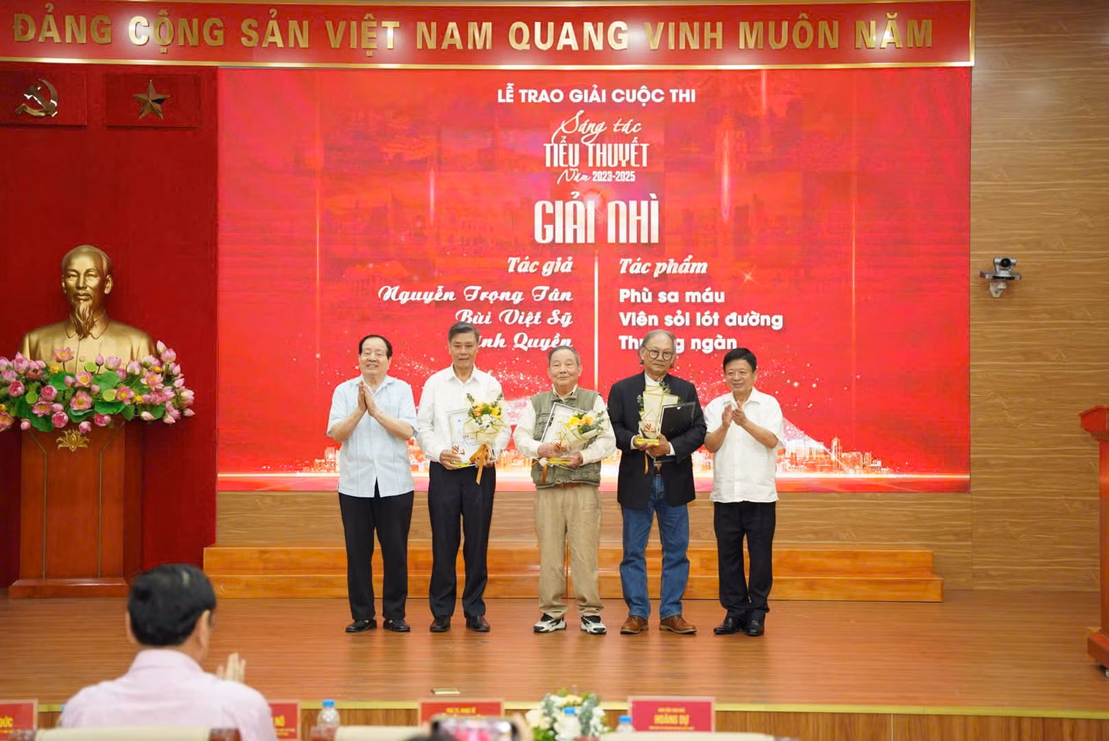 Không có tác phẩm đoạt Giải Nhất Cuộc thi sáng tác tiểu thuyết Thời báo Văn học Nghệ thuật -0