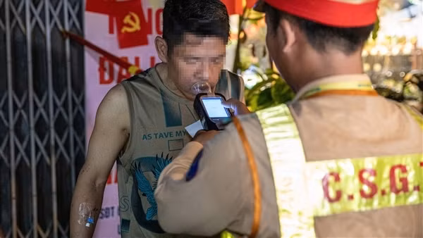 CSGT hoá trang xử lý nồng độ cồn phát hiện "ma men" đang điều trị xơ gan vẫn đi uống bia