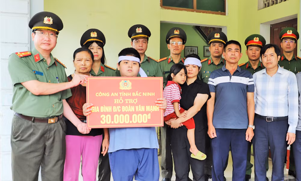 Lực lượng Công an Bắc Ninh phối hợp gia cố đê tránh nguy cơ sạt lở -0