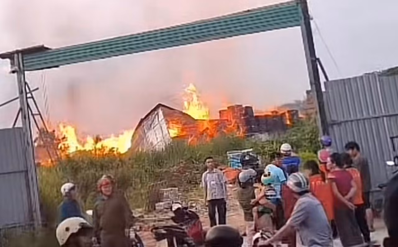 Cháy, đổ sập công ty gỗ rộng hàng ngàn mét vuông, 1 người bị thương -0