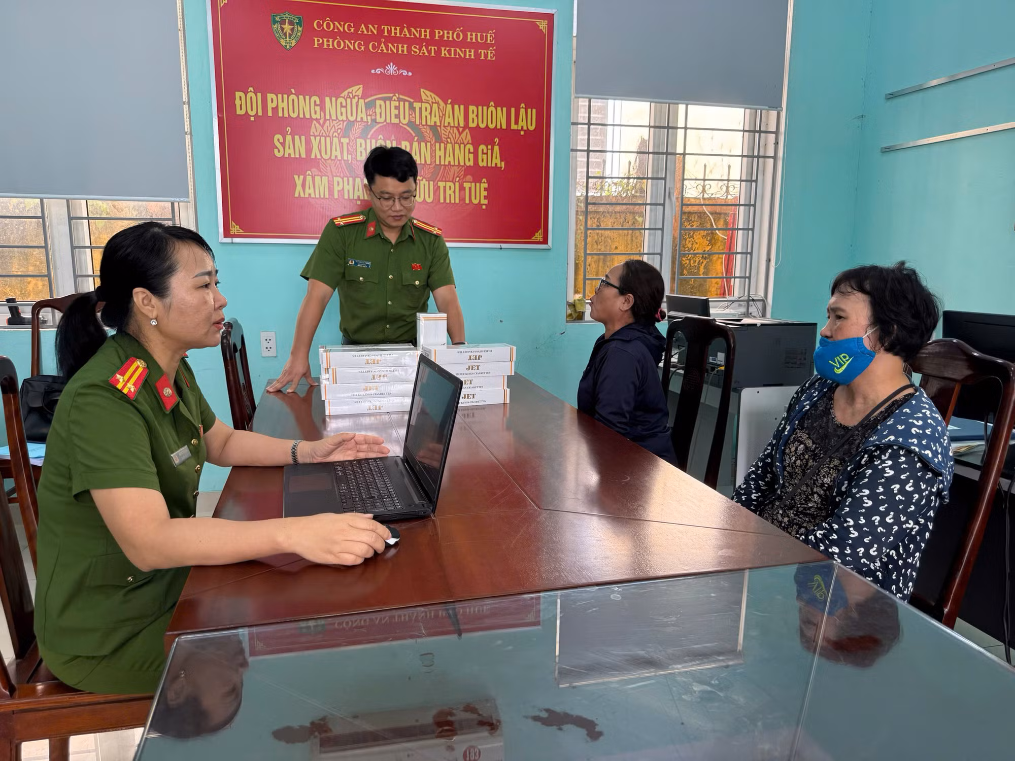 Bắt giam đối tượng mang tiền án vẫn hành nghề buôn bán hàng cấm -0