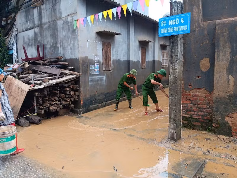 Công an TP Hà Nội phối hợp, hỗ trợ nhân dân khắc phục hậu quả sau mưa lũ -1
