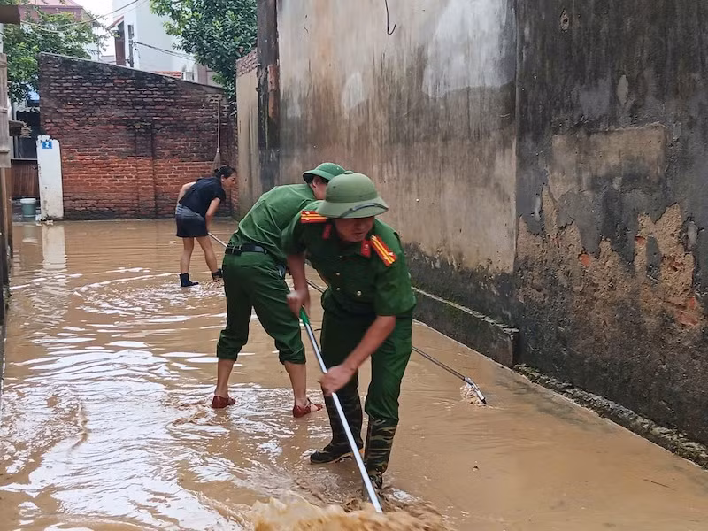 Công an TP Hà Nội phối hợp, hỗ trợ nhân dân khắc phục hậu quả sau mưa lũ -2