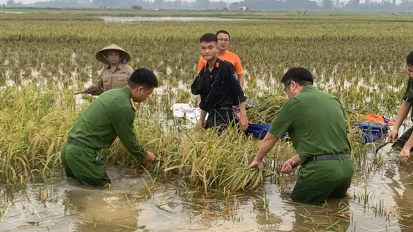 Công an TP Hà Nội hỗ trợ nhân dân sớm ổn định cuộc sống sau mưa lũ