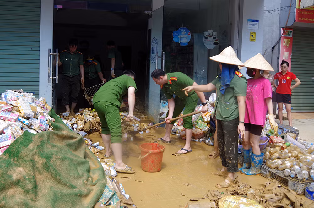 Công an Thái Nguyên&nbsp;dọn dẹp&nbsp;vệ sinh môi trường sau mưa lũ -0