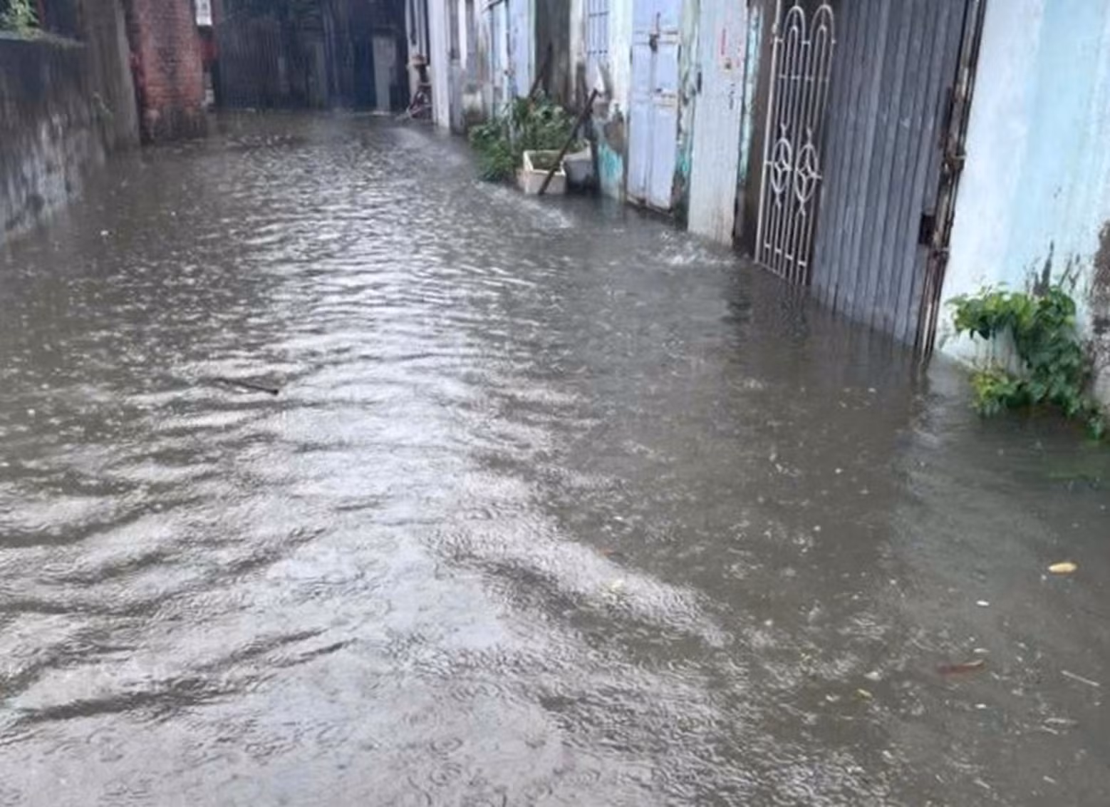 Mưa lớn nhấn chìm đường phố Hải Phòng -0