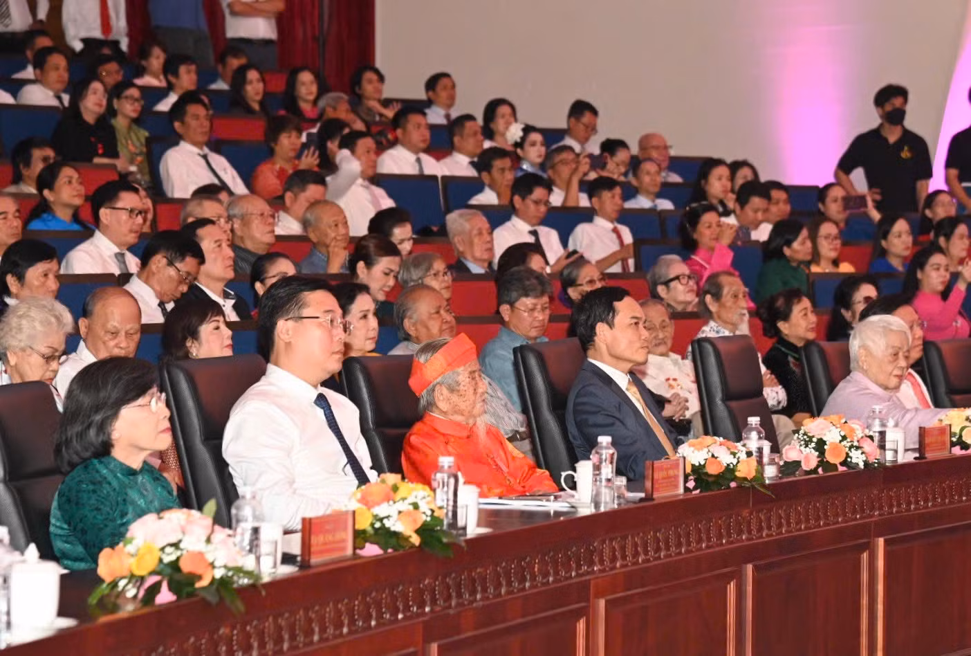 TP Hồ Chí Minh tổng kết 50 năm nền văn học - nghệ thuật -0