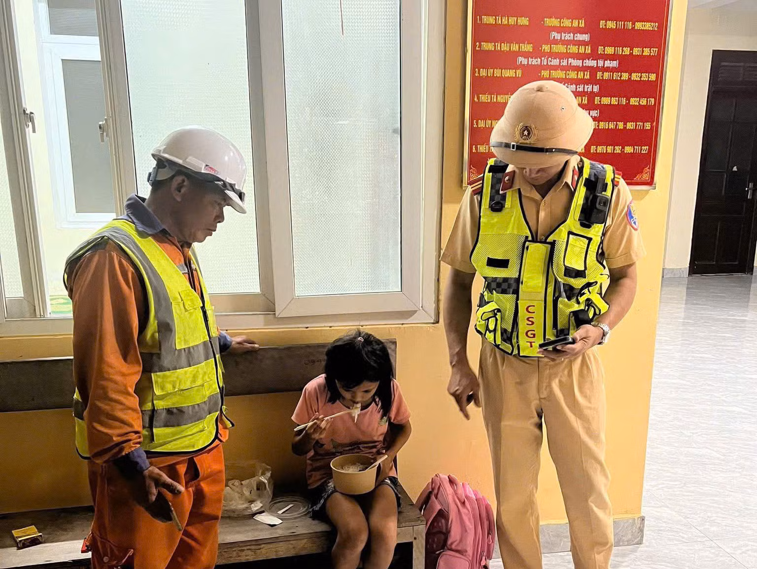 Bé gái 10 tuổi lạc trên cao tốc ở Hà Tĩnh lúc nửa đêm -0
