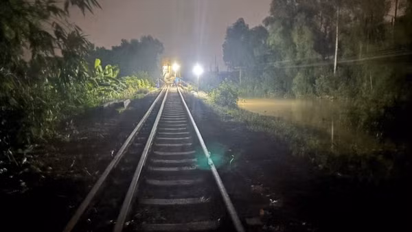 Khắc phục xong đường sắt qua xã Trung Giã bị xói lở