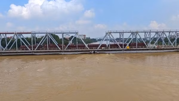 Điều tàu chở hàng nặng 300 tấn án ngữ trên cầu sông Thương để đối phó nước lũ