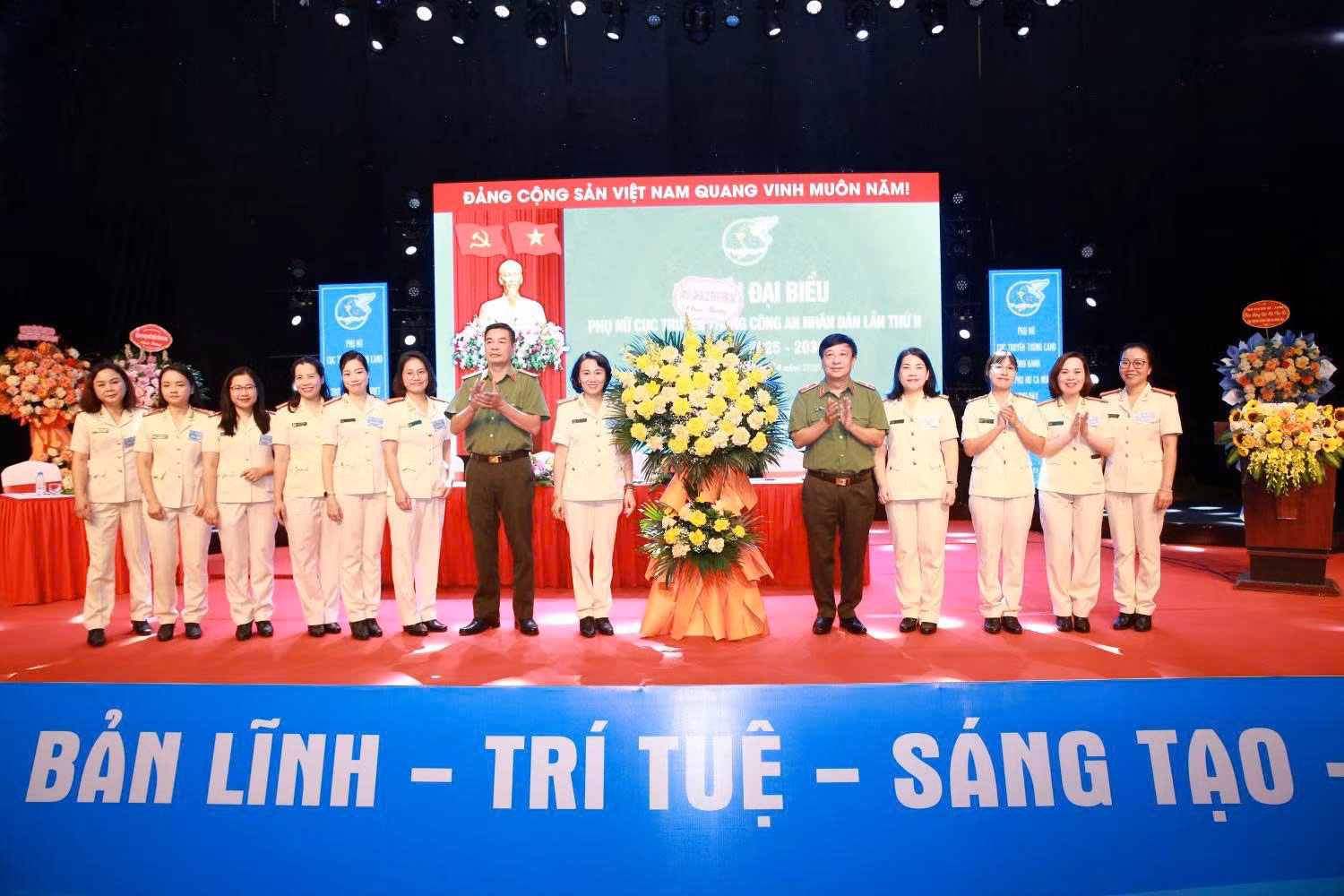 Phát huy bản lĩnh, trí tuệ, sáng tạo của phụ nữ Cục Truyền thông CAND -0