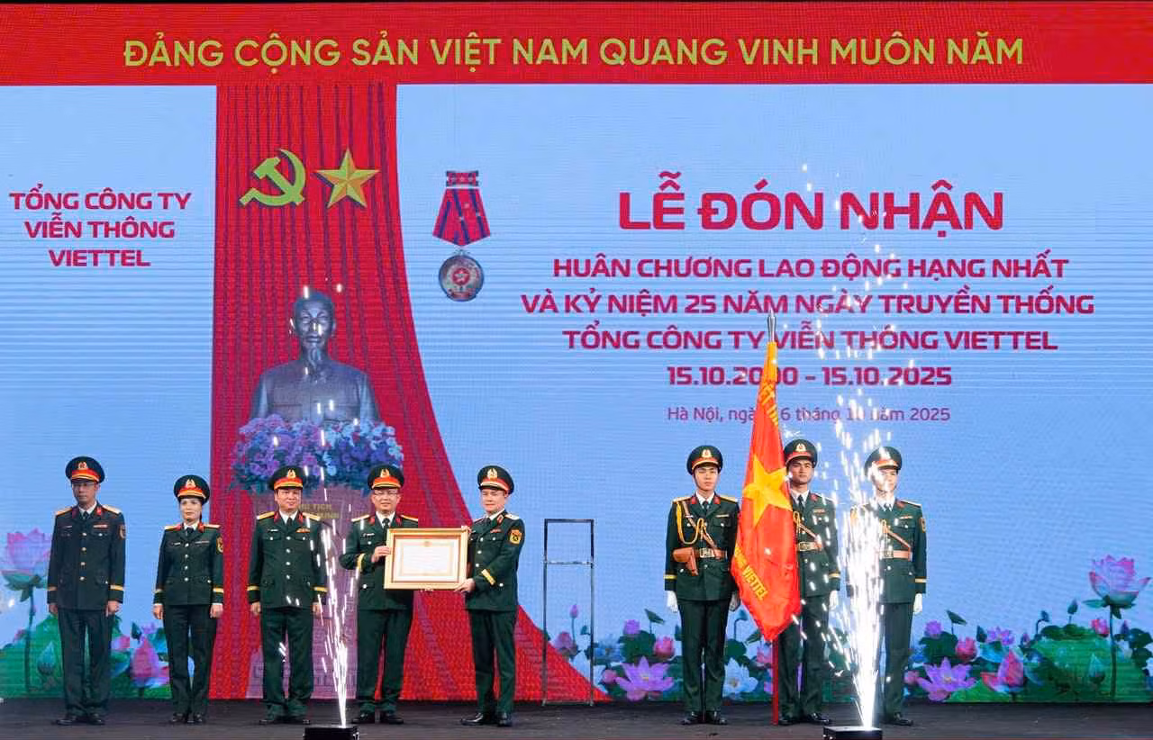 Viettel Telecom kỷ niệm 25 năm Ngày truyền thống và đón nhận Huân chương Lao động hạng Nhất -0