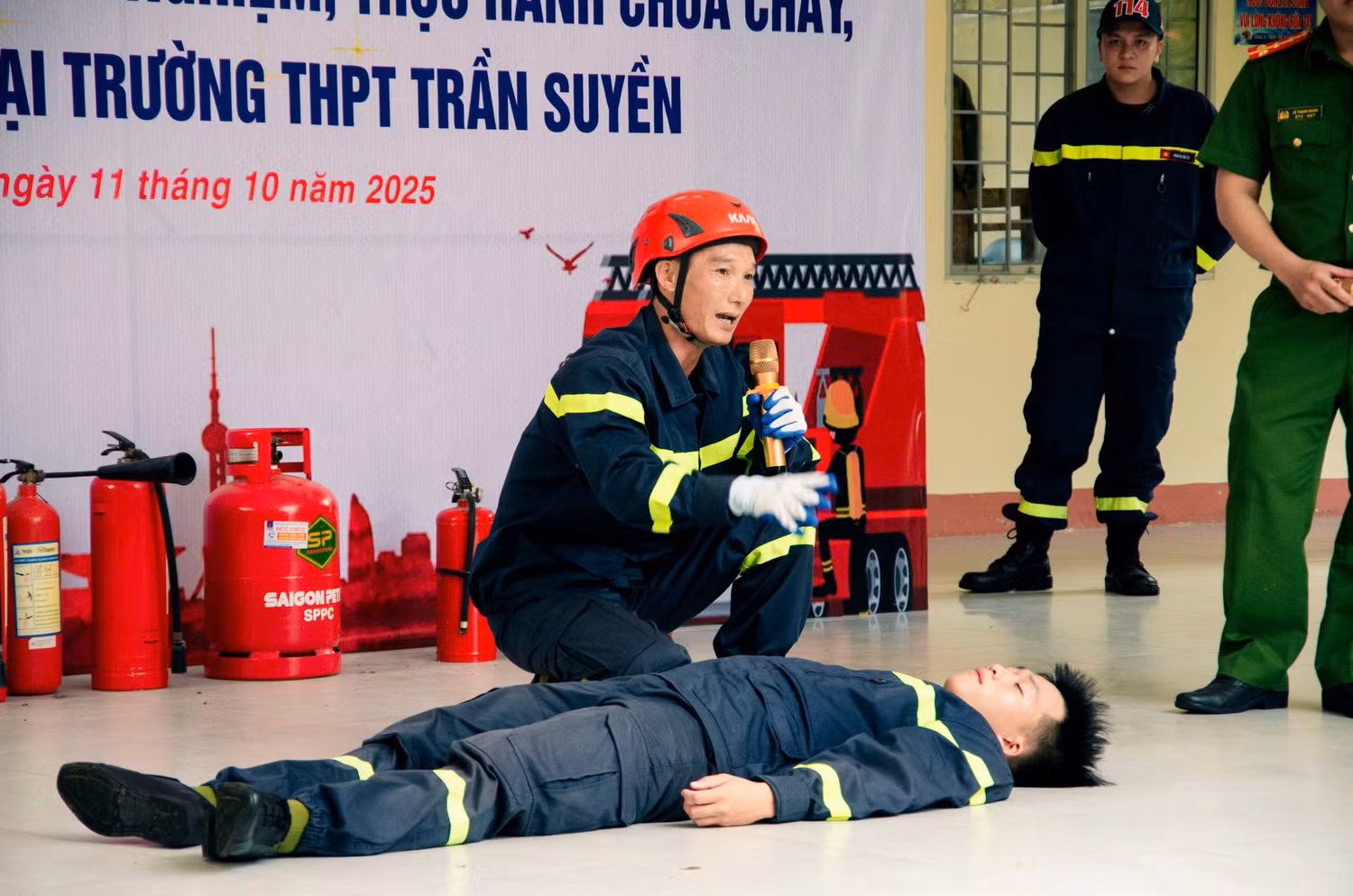  Gần 1.200 giáo viên, học sinh hào hứng trải nghiệm kỹ thuật chữa cháy và cứu nạn -0